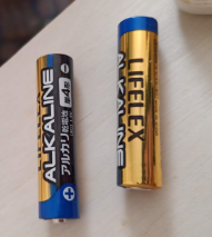 「LIFELEX」と書かれた単四型乾電池
