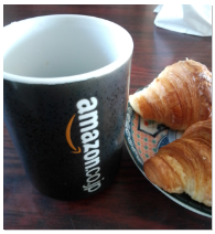 湯飲み茶碗には「amazon.co.jp」と刻印されている。