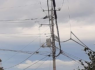 電柱と鼠色の空